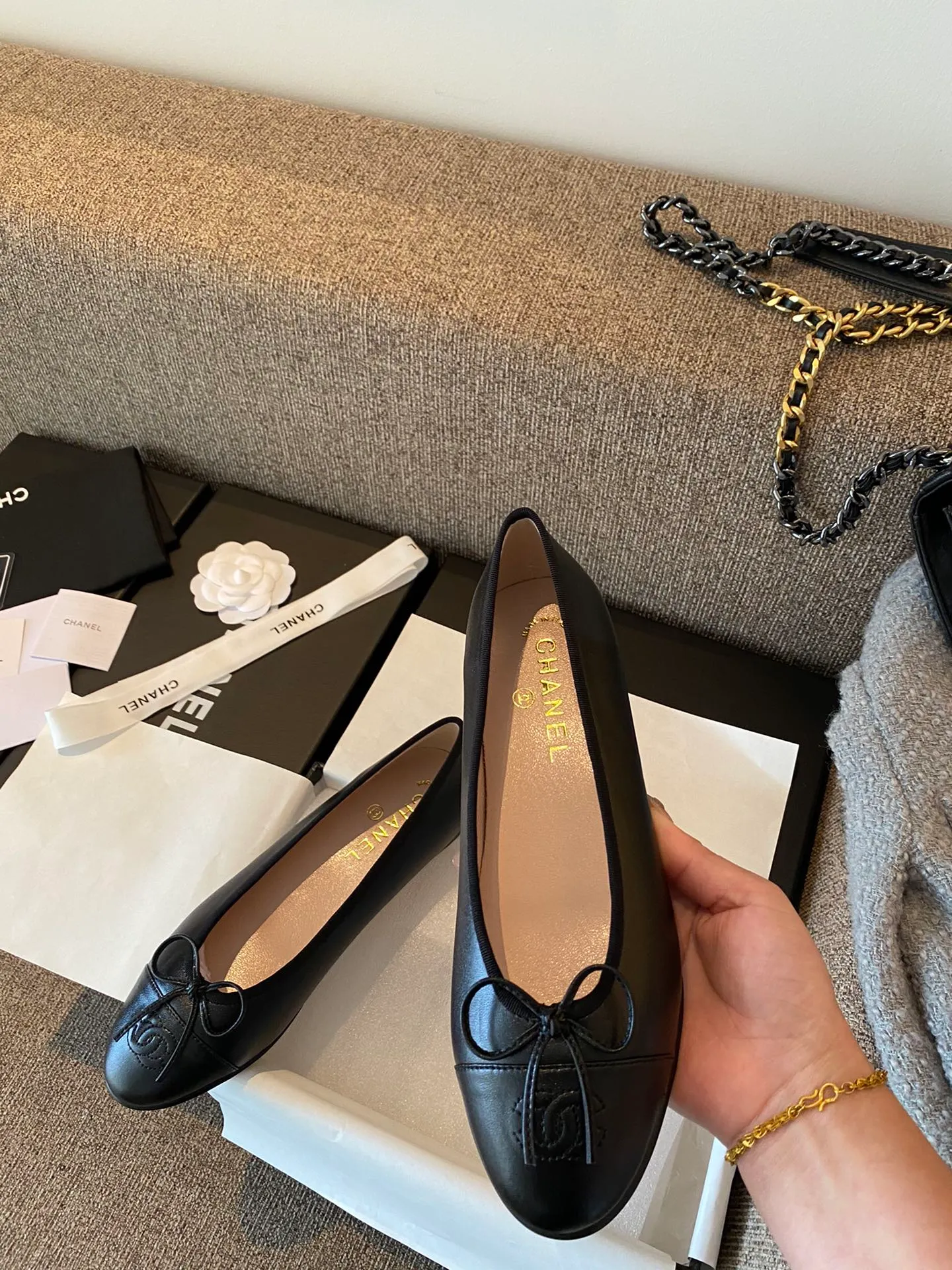 👟👟Ex-factory price 440👟👟 CHANEL ballet shoes... The classic style is versatile in all seasons♥️♥️Many Internet celebrities have demonstrated it personally... Simple color matching... Delicate little round toe... Classic small bow... Deep mouth bag bare foot shape ⚠️⚠️ CHANEL original customization, patent leather/mixed sheepskin/diamond surface/wool fabric and other uppers...Full sheepskin lining...ITALY genuine leather outsole 34-42 standard code (41.42 customized)